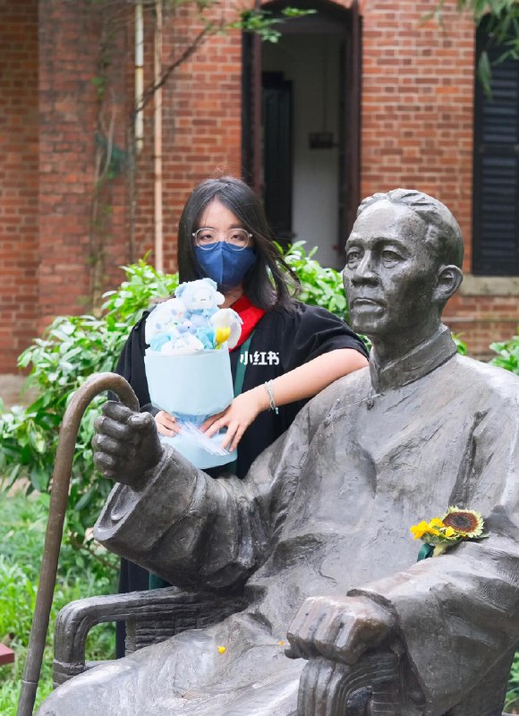 【大学生防疫钉子户阶段性胜利✌️】坚持防疫的前提是22年年底一次新冠感染导致严重失眠➕心率失常，本来还算个运动爱好者，不幸抽中后遗症之后有几个月正常生活都成问题于是从23年3月开始尽全力严格防疫，主要措施是完全拒绝堂食，室外柳叶形kn95起步，室内n95加上挂钩保证气密性，苟了大三下加大四一整年未破防期间也有很多次旅行和剧场看剧，甚至还摘口罩（但是有鼻喷和鼻塞叠buff）去考了个科目四，事实证明只要真正严格遵守不在人前摘口罩➕有暴露风险后采取预防措施，是完全可以做到防住的心理压力方面感觉还好，其实只要自己的想法够坚定，大家都会尊重这种不影响他人的行为而且戴口罩也没有影响我卷[捂脸R]上课和毕业答辩全都戴口罩上阵，这两年绩点稳稳的4.3+接下来就要去英国留学了，独卫独浴的住宿环境对我来说完全是easy模式，希望能继续保持健康～ source通过 @cshs_headmaster #投稿【大学生防疫钉子户阶段性胜利✌️】坚持防疫的前提是22年年底一次新冠感染导致严重失眠➕心率失常，本来还算个运动爱好者，不幸抽中后遗症之后有几个月正常生活都成问题于是从23年3月开始尽全力严格防疫，主要措施是完全拒绝堂食，室外柳叶形kn95起步，室内n95加上挂钩保证气密性，苟了大三下加大四一整年未破防期间也有很多次旅行和剧场看剧，甚至还摘口罩（但是有鼻喷和鼻塞叠buff）去考了个科目四，事实证明只要真正严格遵守不在人前摘口罩➕有暴露风险后采取预防措施，是完全可以做到防住的心理压力方面感觉还好，其实只要自己的想法够坚定，大家都会尊重这种不影响他人的行为而且戴口罩也没有影响我卷[捂脸R]上课和毕业答辩全都戴口罩上阵，这两年绩点稳稳的4.3+接下来就要去英国留学了，独卫独浴的住宿环境对我来说完全是easy模式，希望能继续保持健康～ source通过 @cshs_headmaster #投稿