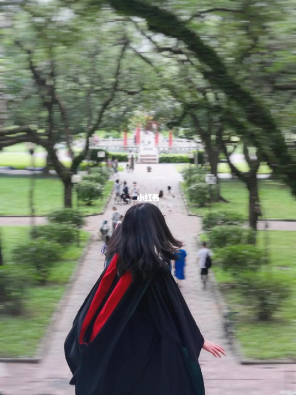 【大学生防疫钉子户阶段性胜利✌️】坚持防疫的前提是22年年底一次新冠感染导致严重失眠➕心率失常，本来还算个运动爱好者，不幸抽中后遗症之后有几个月正常生活都成问题于是从23年3月开始尽全力严格防疫，主要措施是完全拒绝堂食，室外柳叶形kn95起步，室内n95加上挂钩保证气密性，苟了大三下加大四一整年未破防期间也有很多次旅行和剧场看剧，甚至还摘口罩（但是有鼻喷和鼻塞叠buff）去考了个科目四，事实证明只要真正严格遵守不在人前摘口罩➕有暴露风险后采取预防措施，是完全可以做到防住的心理压力方面感觉还好，其实只要自己的想法够坚定，大家都会尊重这种不影响他人的行为而且戴口罩也没有影响我卷[捂脸R]上课和毕业答辩全都戴口罩上阵，这两年绩点稳稳的4.3+接下来就要去英国留学了，独卫独浴的住宿环境对我来说完全是easy模式，希望能继续保持健康～ source通过 @cshs_headmaster #投稿【大学生防疫钉子户阶段性胜利✌️】坚持防疫的前提是22年年底一次新冠感染导致严重失眠➕心率失常，本来还算个运动爱好者，不幸抽中后遗症之后有几个月正常生活都成问题于是从23年3月开始尽全力严格防疫，主要措施是完全拒绝堂食，室外柳叶形kn95起步，室内n95加上挂钩保证气密性，苟了大三下加大四一整年未破防期间也有很多次旅行和剧场看剧，甚至还摘口罩（但是有鼻喷和鼻塞叠buff）去考了个科目四，事实证明只要真正严格遵守不在人前摘口罩➕有暴露风险后采取预防措施，是完全可以做到防住的心理压力方面感觉还好，其实只要自己的想法够坚定，大家都会尊重这种不影响他人的行为而且戴口罩也没有影响我卷[捂脸R]上课和毕业答辩全都戴口罩上阵，这两年绩点稳稳的4.3+接下来就要去英国留学了，独卫独浴的住宿环境对我来说完全是easy模式，希望能继续保持健康～ source通过 @cshs_headmaster #投稿
