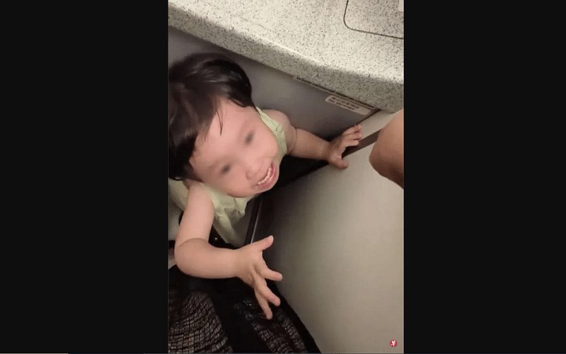 下午察：飞机上哭闹的孩子该如何教育？