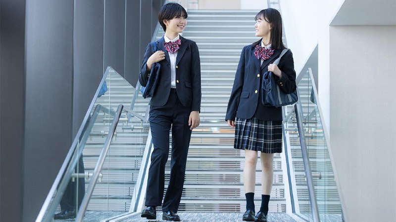 从防寒保暖到无性别化人文关怀，女生也可以选择长裤作校服