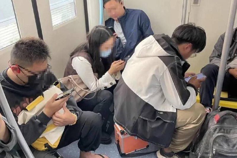 下午察：大城市地铁上的“板凳族”