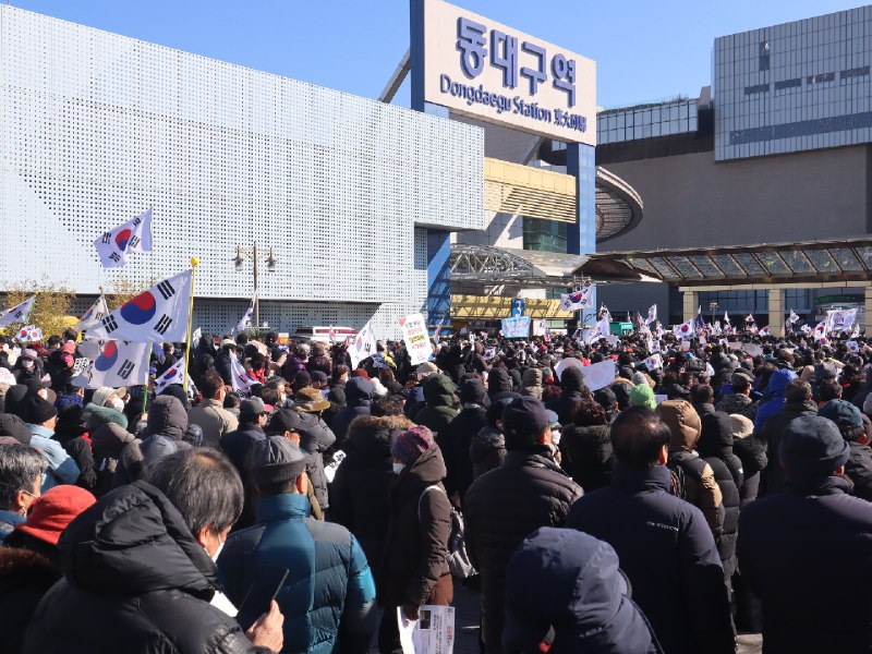 东大邱站前广场爆发反弹劾集会