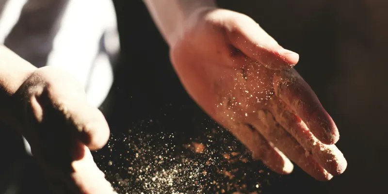 伟大的巫师经常独自行事，只要空气中的元素依然回应他的咒语和呼唤 | 歌词经理