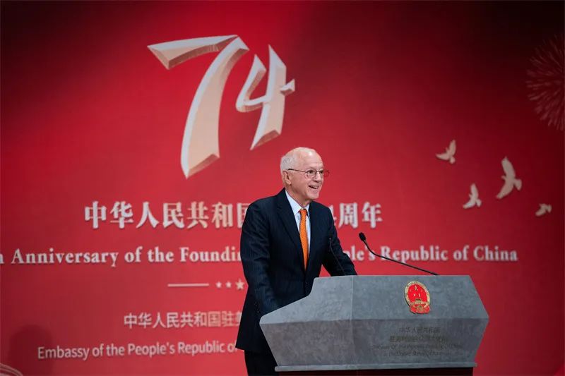 » 11. 美中关系全国委员会会长用中文引用毛主席的话当地时间9月27日晚，中国驻美国使馆举办疫后首次线下国庆招待会，美中关系全国委员会会长欧伦斯在招待会上用中英双语致辞，并还引用毛泽东当年的一句话表达对未来中美关系的祝愿