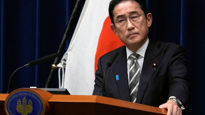 日本首相岸田在欺诈丑闻中努力争取信任之际，大臣们辞职