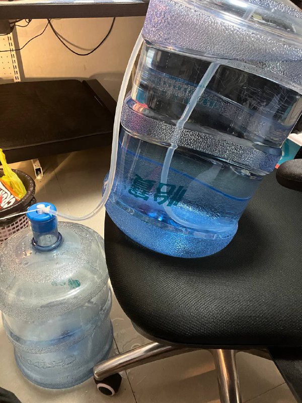 他妈的真是无语，今天发现新送来的桶装水底部有裂缝，搞到一地都是水，忽然想起来以前见过的虹吸效应，拿了饮水机的管子把水通到空桶里面去