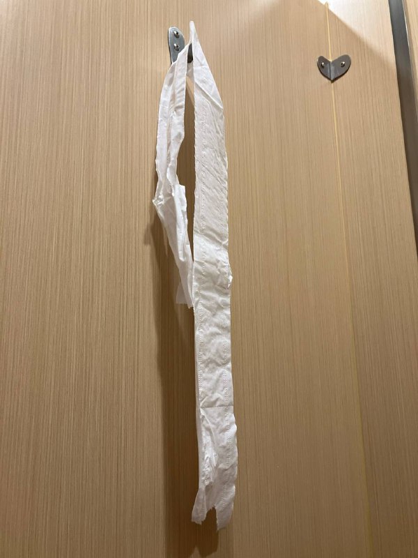 写字楼里这群人天天就把没用过的卫生纸放在厕所的各种地方，就是不丢垃圾桶或者马桶里，我真是无语