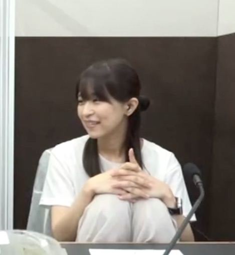 好羡慕她们女孩子可以这样把脚放在办公椅子上坐啊