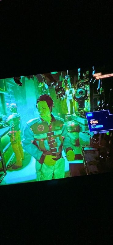 还记得那位为了走进孩子的世界而学习游戏、3D 打印，继续运营孩子开的闲鱼小店的母亲吗？CDPR 把那个孩子做进了《赛博朋克 2077