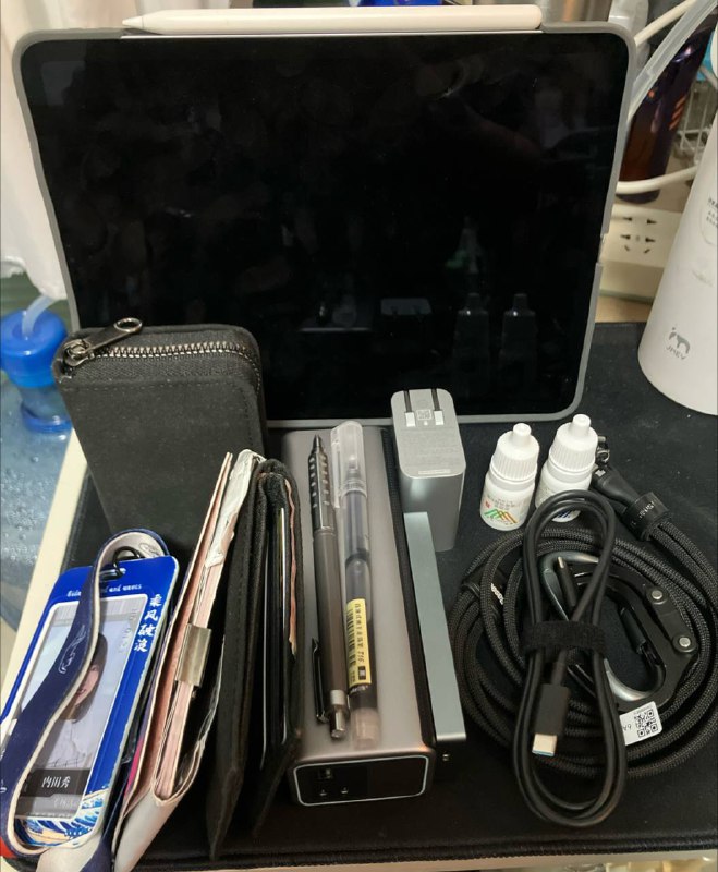 整理了一下自己出门活动时选择的的EDC内容物，然后如果是上班或者旅行的时候，就要在这个基础上加上笔记本电脑，所以希望找到一个既可以搞定这些东西的包，又能方便地和装笔记本电脑相关物品的包结合的包
