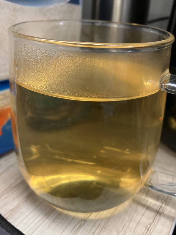 绿茶的茶汤经过一层过滤之后就好看了很多