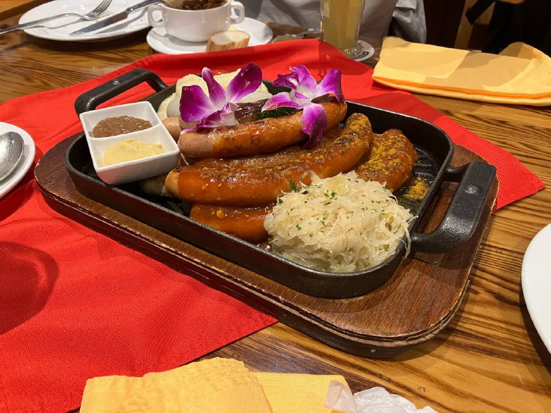 传说中的东德武官料理，烤猪肘子，真是好吃，下次还来传说中的东德武官料理，烤猪肘子，真是好吃，下次还来