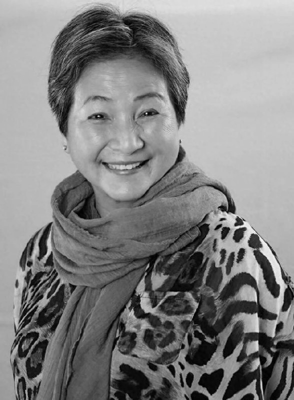 据导演胡雪桦今天凌晨透露，演员郑佩佩去世，享年78岁